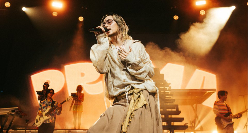 日本創作才子藤井風驚喜宣布將在10月31日於高雄開演唱會！此日恰巧與 Vaundy 台北演唱會撞期讓粉絲崩潰